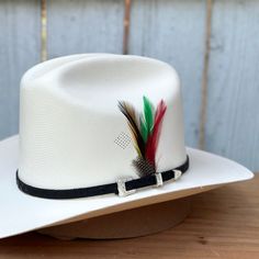 El precio INCLUYE impuestos y ENVIO a cualquier parte de los Estados Unidos! Este es el 1000X Johnson Telar, un sombrero vaquero muy popular de Tombstone Hats, conocido por su estilo y accesibilidad. Con una falda de 3" y una copa de 4 3/4", está elaborado con el material Telar Master 1x1, garantizando durabilidad y confort. La toquilla negra resalta maravillosamente, añadiendo un toque de elegancia. Hecho orgullosamente en México, este sombrero es asequible y perfecto para cualquier ocasión, combinando estilo y funcionalidad en cada detalle. Descripcion de el Sombrero Estilo: 1000X Johnson Telar Marca: Tombstone Hats Material: Telar Master 1x1 Calidad: 1000X Falda: 3" Copa: 4 3/4" Hecho en Mexico Para proteger tu sombrero: Saca el polvo de tu sombrero con un paño. Limpie con un paño húmed Western Panama Hat For Country Events, Western Panama Hat With Flat Bill For Country Events, White Western Style Panama Hat For Outdoor, Western Style Flat Bill Panama Hat For Country Events, Western Straw Hat With Flat Bill For Western-themed Events, Western Straw Hat With Flat Bill For Ranch, Western Style Top Hat For Rodeo With Flat Bill, Western Style Straw Hat For Western-themed Events, White Western Panama Hat