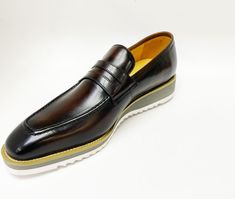 Style: 515-42-Chestnut Handsome Full Calfskin slip-on Penny Loafer from our Carrucci by Maurice collection features full Leather Lining, a clean welt and Tricolored Lightweight Rubber Sole! Cordovan Shoes, Shoe Horn, Shoe Tree, Penny Loafer, Horse Hair, Penny Loafers, Suede Shoes, Shoe Box, New Shoes