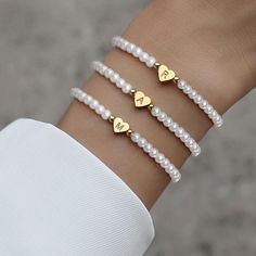 Indulge in timeless elegance with our Hot Classic A-Z Heart Initial Letter Bracelet, a women's temperament jewelry piece adorned with imitation pearl beads. This chic bracelet, featuring 4mm bead width and a heart size of 6x7mm, exudes classic beauty and trendy style. With a length of 18cm, it's a perfect accessory to complement any ensemble. Elevate your fashion with this elegant and chic initial bracelet, making it an ideal women's gift for any occasion. The A-Z letters add a personalized touch, and the imitation pearls create an effortlessly stylish and charming look. The 18cm length ensures versatility for various wrist sizes, making it a chic accessory for any fashion-conscious individual. Explore our store for more exquisite jewelry styles to enhance your collection. From heart brace Engraved Initials, Birthday Gifts For Teens, Gelang Manik, Letter Bracelet, Stil Elegant, Personalized Pendant, Elegant Bracelet, Initial Bracelet, Hand Chain