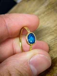 Minimalist ring in 18 carat gold and black opal from Australia, with blue highlights, original exceptional gift for women, T51 - 5.75US. 100% natural and solid stone, cut and polished by ourselves. Unique creation handmade in FRANCE. Stone weight: 0.6 carats The black opal of Australia is the rarest gemstone in the world, its price varies according to several parameters (fires, brilliance, body tone etc.). Still relatively unknown in France, its value increases every year and it is an excellent Chic Minimalist Style, Gold Chic, Australian Black Opal, Blue Highlights, Lightning Ridge, Rare Gemstones, Minimalist Ring, Style Minimaliste, Toned Body