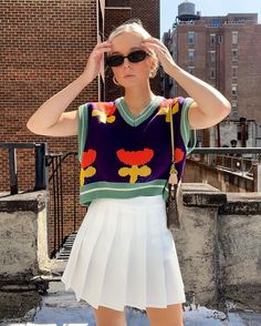 7 Tennis Skirt Outfits the Fashion Set Is Wearing on Repeat | Who What Wear UK Knit Vest Outfit, Sweater Vest Outfit, Knit Vest Pattern, Perfect Fall Outfit, Pixel Crochet, Retro Sweater, Skirt Trends