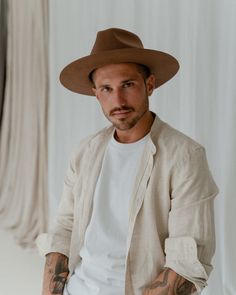 Meet The Roadtripper - men's fedora hat in dark brown color.  The Roadtripper hat for men has a tall teardrop-shaped crown with a wide, stiff brim. It comes with a tonal brown triple-strand suede leather band which can also be removed for a simpler aesthetic look.  Like any other Reverie wool felt hat, The Roadtripper features an adjustable inner strap to suit varied head sizes. It allows you to reduce the size of the hat by another 2 cm. Details: - Men's wool fedora hat - 100% Australian wool - Top Hats Men, Men’s Fedora Outfit, Adjustable Flat Brim Fedora, Western Brown Flat Cap, Wide Brim Fedora Mens, Fedora Hat Men Outfits, Men In Hats, Hat Men Outfit, Wide Brim Hat Men