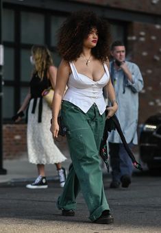 See the Best Street Style at New York Fashion Week | POPSUGAR Fashion Precious Lee Street Style, Art Show Outfit Summer, Street Style Plus Size Summer, Summer Street Style Plus Size, Plus Street Style, Plus Size Summer Street Style, 90s And 00s Fashion, Afro Outfits Street Style, Plus Streetwear