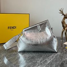 FEND1 First is here!
Under the leadership of designer Kim Jones, the first Fend1 designed has subverted the previous bag shape. The metal-edged large logo lock and the bag body design combine the deconstruction of architectural art with fashion. It is elegant and cool. Eye-catching in one second! It's full of aura when you hold it in your hand for a dinner party, and it also gives you a high-end street chic feel when worn cross-body!
Size 32cm Fendi First, Architectural Art, Kim Jones, Large Handbag, Lv Purse, Fendi Peekaboo, Lv Shoes, Medium Handbags, Mini Bucket Bags