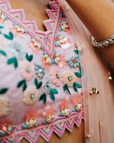 Geometric Lehenga, Aari Work Blouse Designs, Blouse Designs Aari Work, Papa Don't Preach, Work Blouse Designs, Indian Saree Blouses Designs, Saree Blouse Patterns, Aari Work Blouse, Elegant Blouse Designs