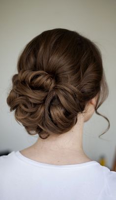 a woman's hair is shown with the words, how to do a low bun