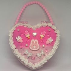 Super cute purse that can hold tiny trinkets inside :D Beginner Decoden Artist <3 Perfect for any pink lover who needs an adorable storage accessory! Clay Coquette, Aaliyah Drawing, Decoden Crafts, Tiny Trinkets, Rainbow Kawaii, Kawaii Heart, Decoden Diy, Space Grunge, Cake Storage