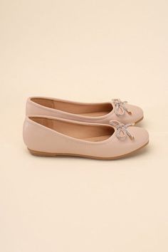 A charming and versatile addition to your shoe collection. These ballet flats feature a sweet bow detail that adds a touch of femininity to your look. The classic design and comfortable fit make them perfect for everyday wear or dressing up for special occasions. Toe: Closed, round toeHeel shape: FlatMaterial: SyntheticImported. Made in China Style:  Casual  Silhouette:  Flats  Embellishment:  Bow  Length:  NA  Closure:  NA  Heel Height:  0..5"  Width:  Regular    Made In : China Material Composition : Synthetic Care Instructions : Use a soft cloth and a little lukewarm water to clean the footwear after use. If necessary, add a small amount of mild soap.Carefully wipe off soap residue with a damp cloth. Cloth Shop, China Style, Sweater Collection, Friend Outfits, China Fashion, Bow Detail, Mild Soap, Shoe Collection, Tote Handbags