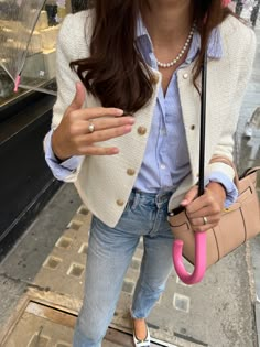 White Chanel Blazer Outfit, White Tweed Jacket Outfit Casual, White Tweed Vest Outfit, Tweet Blazer Outfit, White Boucle Jacket Outfit, White Boucle Blazer Outfit, Chaleco Blanco Outfit, Chic White Fitted Tweed Jacket, White Wool Tweed Jacket In Chic Style