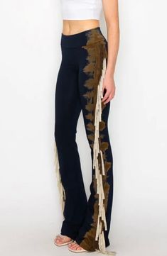 Weiche Dip Dye Side Fringe Western Falten über Yoga Pants! Diese Fringe Over Yoga Pants kann in allen Jahreszeiten verwendet werden. Eine zeitlose Silhouette mit Western-inspirierten Fransen trimmen detaillierte Schlaghosen, ist dies perfekt für eine Nacht auf die Stadt. Toll zu Cowboystiefeln! PRODUKTDETAILS: *Baumwolle/Polyester* WASCHPFLEGE: Kalt waschen farblich getrennt *Nicht Bleichen* * Hergestellt in den USA * Pflegehinweise: Maschinenwäsche "Der Käufer ist verantwortlich für die Rücksen Tassel Pants, Fold Over Yoga Pants, Fringe Pants, Side Fringe, Legging Outfits, Womens Leggings, Adirondack Chairs, Suede Fringe, Dip Dye