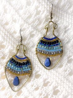 Handmade wireshaped and beaded drop earrings. Tutorial Earrings, Beaded Teardrop Earrings, Wired Jewelry, Aztec Earrings, Beaded Frame, Wire Beads, Beaded Jewelry Earrings, Diy Leather Earrings, Bead Frame