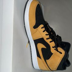 Air Jordan 1 Mid Se Jordan Gold, Air Jordan 1 Mid Se, Womens Jordans, Air Jordan 1 Mid, Jordan 1 Mid, Shoes Brand, Air Jordan 1, Jordan Shoes, Jordan 1