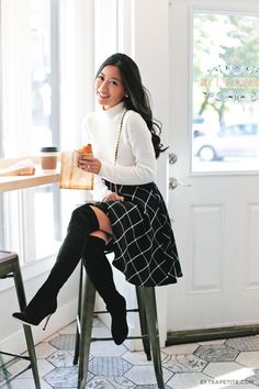 Your Ultimate Guide to Dressing for Thanksgiving #theeverygirl Classy Skirt Outfits, Rok Outfit, Classy Skirts, Black And White Outfit, Extra Petite, Rock Outfit, Dressing Style, Street Look, Maxi Skirts