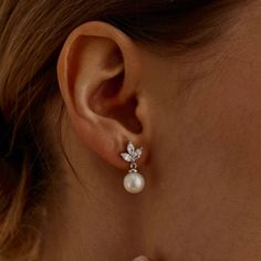 ✦ 𝐈𝐭𝐞𝐦 𝐃𝐞𝐬𝐜𝐫𝐢𝐩𝐭𝐢𝐨𝐧 Elevate your elegance with our Freshwater Pearl Diamond Earrings by Pashiminimalist. This Pearl Drop Earrings features a minimalist leaf design with sparkling crystals, perfect for a refined touch. Ideal as wedding jewelry or a thoughtful bridesmaid gift, this timeless piece adds sophistication to any occasion. ✦ Material: High Quality Solid 925 Sterling Silver ✦Finish: Sterling Silver ∙ 18K Gold ∙ Rose Gold ✦Gifting options 🎁 We can also add your personalized Minimalist Teardrop Bridal Earrings For Formal Occasions, Dainty Elegant Earrings For Formal Occasions, Minimalist Sterling Silver Earrings For Wedding, Delicate Bridal Earrings For Formal Occasions, Minimalist White Bridal Earrings For Formal Occasions, Elegant Hypoallergenic Bridal Earrings For Party, Classic Single Earring For Wedding, Elegant Single Earring For Wedding, Minimalist Silver Earrings For Wedding