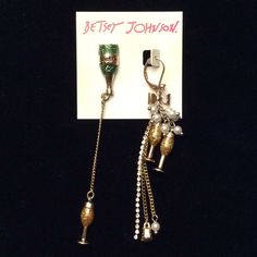 Nwt Betsey Johnson Champagne Bottle Mismatch Linear Earrings. These Fun, Festive Earrings Measure Approximately 3.5” Long. Elegant Party Jewelry With Dangling Charms, Dangle Clip-on Earrings For Party, Metal Clip-on Earrings For Party, Gold Earrings With Dangling Charms For Party, Clip-on Drop Earrings For Party, Elegant Dangling Charms Earrings For Party, Vintage Single Clip-on Earring For Parties, Clip-on Metal Earrings For Parties, Vintage Single Earring For Party