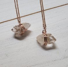 This is a natural Herkimer Quartz Crystal wrapped in rose gold colored wire. Each crystal is unique and has natural imperfections. This necklace makes a unique and special gift for any occasion. >SIZE: Stones are about 1 inches long. All crystals vary in shape and size as they are naturally formed. >PROCESSING TIME: Your necklace will ship within 1-3 business days after purchase. >SHIPPING TIME: 2-5 days within the US via USPS First Class Mail. >GIFTS: We would love to ship your neck Herkimer Diamond Necklace, Quartz Crystal Jewelry, Healing Crystal Jewelry, Herkimer Diamond, Rose Gold Color, Diamond Pendant, Crystal Jewelry, Quartz Crystal, Boho Jewelry