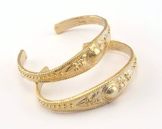 Shape: Flower Bracelet material: Raw brass Color : Shiny Gold Inner size : 58mm Adjustable Quantities: 1 pc. If you want any different design and dimension please convo me, Would you like to see our other products like this? https://www.etsy.com/shop/OzBrassShop?search_query=Bracelet+for+women Gold Round Bracelets For Festival, Ceremonial Adjustable Metal Bracelets, Adjustable Metal Bracelets With Decorative Details, Textured Bracelet, Key Bracelet, Beaded Cuff, Small Rings, Copper Chain, Flower Bracelet