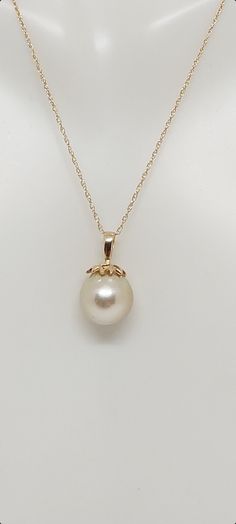 14K Yellow Gold 9-10mm/10-11mm GOLDEN South Sea Pearl Pendant. Vintage 14K yellow gold Pearl Pendant/Necklace 18 Inches gold chain Product Info: -Stone: Golden South Sea Pearl. -Pearls Colors Available: Golden. -Pearls Size: 9-10mm / 10-11mm Round. -Stone Quantity: 1 -Pendant Measures: 15mm Long -Metal: 14k Solid Gold. -Chain Length: 18 Inches 14k yellow Gold Rope Chain. -Made in USA. -Nice Gift Box Included Classic 14k Gold Necklaces With Bail, Classic Yellow Gold Necklace With Bail Detail, Pearls Colors, Golden South Sea Pearls, Gold Rope Chains, Sea Pearl, Sea Pearls, South Sea Pearls, Yellow Gold Chain