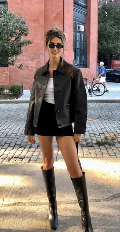 Edgy All Black Work Outfits, First Date Outfit Jeans, Look Anni 90 Outfits, Outfit Jupe, Traje Cowgirl, Fall Outfit With Boots, College Night, 00s Mode, Doc Martens Outfit