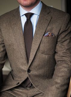 Brown herringbone tweed suit | Menswear | Men's Fashion | Men's Outfit for the Office | Sharp and Elegant Look | Fall/Winter Style | Moda Masculina | Shop at designerclothingfans.com Tweed Blazer Men, Blazer Wedding, Terno Slim, Brown Tweed Blazer, A Man In A Suit, Man In A Suit, Style Masculin, Mode Costume, Slim Fit Blazer