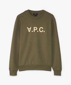 Founded in 1987, A.P.C. is a Parisian brand known for its minimalist aesthetic and timeless designs.This A.P.C. VPC Grand Crewneck in Verde is the perfect staple for Fall/Winter 2024. The VPC Grand model is a favorite among fashion enthusiasts for its comfort and versatility. This crewneck sweatshirt in a lush green shade is a must-have for your wardrobe this season. Shop now at SVD! French Chic Fashion, Nike Fleece, Faux Leather Bag, Organic Cotton Clothing, Exclusive Clothing, C Logo, Conscious Fashion, Backpack Tote Bag, Blue V