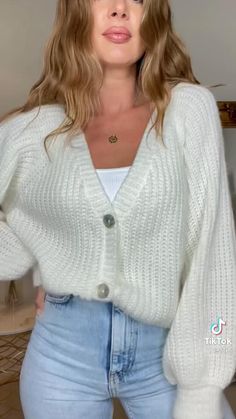 Valentines Outfits For Women Night, Outfit Ideas For Birthday Party Casual, White Knitted Cardigan Outfit, White Short Cardigan Outfit, Birthday Party Outfit Women Casual Jeans, Cardigan And Jeans Outfit Aesthetic, Small Cardigan Outfit Aesthetic, Birthday Outfit Ideas For Women Casual, Crochet Cardigan Outfit Aesthetic