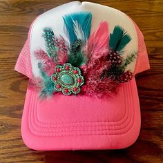 Handmade Right Here In Nashville, Tennessee! This Feathered Trucker Hat Is Perfect For A Night Out On Broadway, Concerts, Music Festivals, Rodeos, Line Dancing And More. Dress Up Your Everyday Look With This One Of A Kind Hat. Each Hat Is Unique And While Some May Be Similar, No Two Will Be Exactly Alike. Mesh Back Adjustable Back Due To The Materials Used (Feathers), It Is Not Recommended To Wear This Hat In Rainy Weather. Ball Cap Designs Ideas, Western Caps For Women, Painted Trucker Hats Diy, Feather Trucker Hat, Diy Cowgirl Hats, Christmas Trucker Hat, Hand Painted Trucker Hats, Sublimation Hats, Painted Trucker Hats