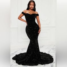 New With Tag Off The Shoulder Black Sequin Gown. Not Missing Any Sequins. Zips Up The Back. Homecoming Dresses Fashion Nova, High School Grad Dresses Long, Senior Prom Dresses Black, Black Grad Dresses, Black Homecoming Dress Long, Grad Dresses High School, Black Sweet 16 Dresses, Long Birthday Dress, Exotic Prom Dresses