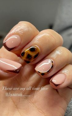 Biab Nail Design Short Square, Natural Nail Ideas Gel, Neutral Abstract Nails, Short Gel Manicure Design, Fall Gel Manicure Ideas, Fall Nails Ideas Autumn Short, Short Natural Nails Designs, Line Work Nails, Autumn Short Nails