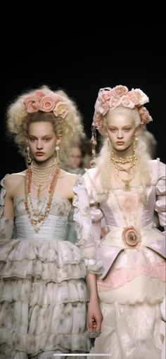 Outfit Inspirations Simple, Runway 2000s, Marie Antoinette Hair, Marie Antoinette Aesthetic, Marie Antoinette Party, Fashion Coquette, Coquette Fashion