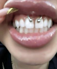 Smilie Piercing Aesthetic, Cute Piercings Face, Smiley Piercing Aesthetic, Face Piercing Ideas, Under Lip Piercing, Piercing Ideas Face, Cute Facial Piercings, Piercings Face, Dream Piercings