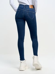 Czy natychmiastowy efekt push up jest możliwy? SPODNIE JEANS DAMSKIE AMELA 359 marki BIG STAR ułatwiają uzyskanie wymodelowanej sylwetki! Push up jeans pozwalają cieszyć się pięknymi kształtami. Spodnie z wysokim stanem optycznie wydłużają nogi i fantastycznie podnoszą pośladki. Zwężane nogawki dają efekt drugiej skóry. Być może dlatego spodnie są niekiedy mylone z legginsami. Tym bardziej, że komfort użytkowania jest w obu przypadkach bardzo podobny. Ten model to ubranie dla każdej kobiety, która ceni wysoką jakość wykonania i dbałość o każdy szczegół. Casual Slim Elastane Bottoms, Fitted High Rise Elastane Jeans, High Rise Stretch Jeggings With Pockets, Dark Wash Mid-rise Elastane Bottoms, Mid-rise Dark Wash Jeggings With Pockets, Dark Wash Mid-rise Jeggings With Pockets, Stretch Dark Wash Jeggings With Pockets, Dark Wash Straight Leg Elastane Jeans, High Waist High Stretch Elastane Jeans