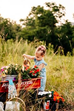 Outdoor Picture Props, Kids Summer Photoshoot Ideas, August Mini Session Ideas, Summer Mini Photoshoot Ideas, Summer Session Ideas, Outdoor Photography Props, Spring Mini Photo Session Ideas, Photography Mini Sessions Themes, Summer Mini Photo Session Ideas