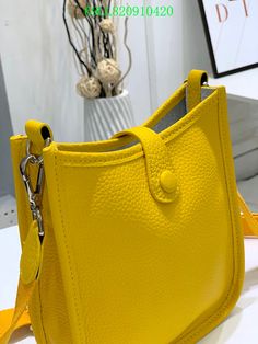 Size: 18cm It comes with Dust box, Care manual, Tag, and Paper bag. Hermes Bags, New Handbags, Fashion Statement, Women Rings, Wellness Design, Womens Watches, Paper Bag, Clutch Bag, Things To Come