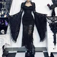 Gothic Vampire Women, Black Rave Outfits, Ropa Punk Rock, Blouse Y2k, Vampire Gothic, Rave Outfits Festivals, Goth Victorian, Lace Cape