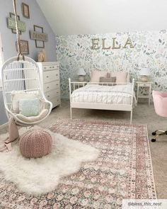 Distressed Look Vintage Style Beige Fun Wallpaper Accent Wall Bedroom, Pre Teen Girls Bedroom Ideas, Modern Teen Girl Bedroom, Preteen Girls Bedroom Ideas, Boho Girls Room, Teen Room Designs, Girls Room Design, Teen Bedrooms, Teen Girl Bedroom