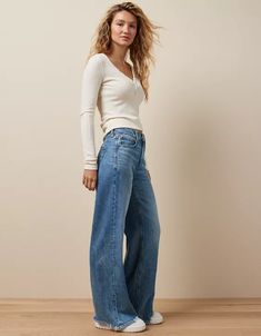 AE Dreamy Drape Super High-Waisted Baggy Wide-Leg Jean American Eagle Wide Leg Jeans, Wide Leg High Rise Jeans Outfit, High Waisted Baggy Jeans Outfit, Baggy Wide Leg Jeans Outfit, Wide Jeans Outfit, High Waisted Baggy Jeans, Wide Leg Outfit, Jeans Styling, High Waisted Jeans Outfit