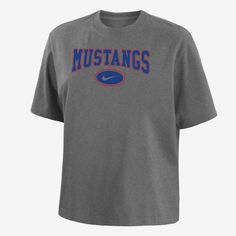 Made with soft cotton, this roomy SMU tee gives you a relaxed look without feeling too oversized and lets your cheer on your school in comfort. Casual Nike T-shirt For College, Alabama College, Chicago Women, Loyola Chicago, Tech Women, Southern Women, University Shirt, Boise State, Florida State