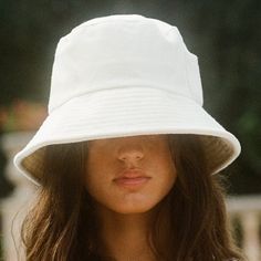 Made From 100% Cotton Canvas, This Simple Yet Stylish Canvas Bucket Hat Is Soft And Durable Perfect For Beach Or Park Days Ahead. Easy To Wear, This Piece Is The Ultimate Addition To Any Sun-Safe Look. 100% Cotton Canvas Bucket Hat Design In Beige. Featuring Small Side Pocket. Brim Measures 7.5 Cm / 2.95". The Highest Achievable Sun Protective Rating For Fabrics, Our Upf 50+ (Australian Tested) Hats Offer Unbeatable Sun Protection. Designed For A Relaxed Fit, This Hat Should Be Comfortable For W White Bucket Hat Outfit, Bucket Hat Hairstyles, Cream Bucket Hat, Light Pink Hat, Bucket Hat Beach, Short Brim Hat, Garden Hat, Cotton Jacket Men, Bucket Hat Outfit