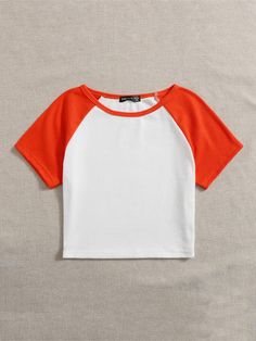 Free ReturnsFree Shipping On Orders $49Contrast Raglan Sleeve Crop TeeWomen T-Shirts at SHEIN. Baseball Tee Outfit, Baseball Tee Outfits, Casual Tshirt Outfit, Cropped Shirt, Girls Summer Outfits, Tee Outfit, Tshirt Outfits