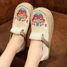 New Cloth Shoes Women's Ethnic Embroidered Shoes Round Head Lazy Shoes Flat Feet Shoes, Pie Plano, Linen Embroidery, Feet Shoes, Brown Wedge Sandals, Floppy Sun Hats, Summer Retro, Brown Cowhide, Embroidery Shoes