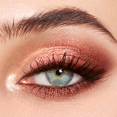 Rose gold eyeshadow is one of Charlotte’s most dreamy makeup must-haves for the party season. Discover her collection of rose gold eyeshadow palettes. Sparkly Eye Makeup, Gold Eyeshadow Looks, Luxury Palette, Tutorial Eyeliner, Rose Gold Eyeshadow, Mekap Mata, Cat Eye Makeup, Eye Makeup Pictures, Smink Inspiration