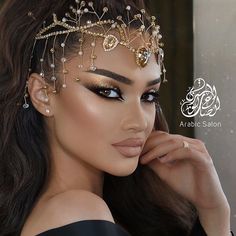 Modern Egyptian Makeup, Egyptian Makeup Aesthetic, Kleopatra Make Up, Golden Goddess Makeup Look, Egyptian Eyeshadow, Cleopatra Makeup Ideas Egyptian Goddess, Egyptian Makeup Goddesses, Arabian Makeup Look, Goddess Costume Makeup