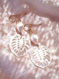 These asymmetrical carved Monstera and Baroque Pearl Earrings make beautiful simple statements. Seemingly plucked straight from the ocean, the luminous, organic white pearls sway and illuminate in the light. Wear these unique pearl, monstera, and gold earrings for a modern upgrade.✦ DETAILS ✦✧ Name: Me'e (MAY aye) - Heroine.✧ 14kt Gold Filled.✧ Genuine Freshwater Baroque Pearls.✧ Carved Mother of Pearl Monstera Flowers.✧ All Ke Aloha Jewelry pieces come packaged thoughtfully, beautifully, and re Restaurant Gift Cards, Hawaii Jewelry, White Pearl Earring, Baroque Pearl Earrings, Pearl Collection, Gold Pearl Earrings, Gold Filled Earrings, Gold Drop Earrings, Pearl Drop Earrings