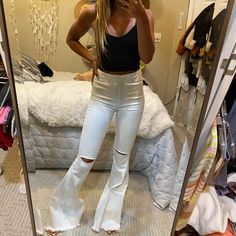 White High Waisted With Stretchy Waist Band. Fitted Look Size Small. Bought From Vestique Boutique. White Jeans Aesthetic, White Bell Bottoms, High Waist Flare Pants, Cutest Clothes, Flair Jeans, 70s Women, 70s Inspired Fashion, Denim Color, Jeans White