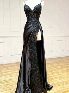 Cheap Short Prom Dresses, Prom Gowns 2021, Prom Gowns, Prom Gown With Sleeve, Prom Gown With Laced Neck, Black Lace Evening Dress, Lace Long Prom Dress, Printed Prom Dresses, 파티 드레스, Chique Outfits, Prom Dresses Sleeveless, Prom Dress Inspiration, Black Prom, فستان سهرة