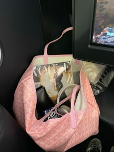 Pink Goyard, Aesthetic For Men, Family Manor, Men Old Money, It Girl Vibes, Aesthetic Boat, Goyard Tote Bag, Old Money House