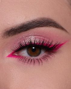 Barbiecore Aesthetic Makeup, Summer Eyeliner Looks, Pink Stage Makeup, Flamingo Makeup, Peach Prc, Shower Makeup, Eye Makeup Images, Makeup Images