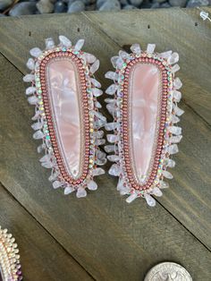 Made with size 11 Czech beads & size 9 tri cut beads, rhinestone banding & light pink chip beads (on fingernail posts). Beaded Jewelry Indigenous, Beaded Regalia, Caribou Tufting, Beautiful Beaded Earring, Bracelets Tutorial, Beaded Earrings Native, Cabochon Earrings, Beadwork Designs, Beaded Earring