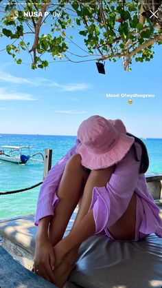 Vacation Pool Bucket Hat, Vacation Beach Bucket Hat, Cute Pink Vacation Hat, Pink Vacation Bucket Hat, Pool Outfit Ideas, Hat Beach Aesthetic, Summer Holiday Outfits, Beach Photography Poses, Selfie Ideas Instagram